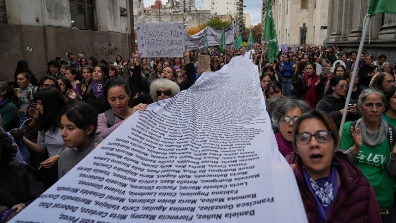 Las calles del centro de Rosario se colmaron este miércoles de mujeres que marcharon bajo el lema Ni Una Menos.