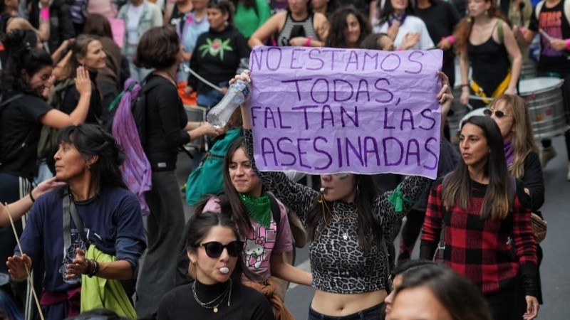 Las calles del centro de Rosario se colmaron este miércoles de mujeres que marcharon bajo el lema Ni Una Menos.