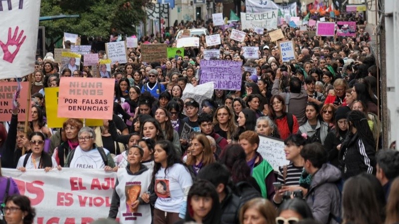 Las calles del centro de Rosario se colmaron este miércoles de mujeres que marcharon bajo el lema Ni Una Menos.
