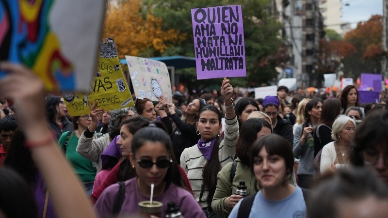 Las calles del centro de Rosario se colmaron este miércoles de mujeres que marcharon bajo el lema Ni Una Menos.