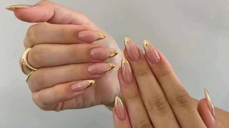 El nail art dorado se convierte en el accesorio estrella de la temporada.