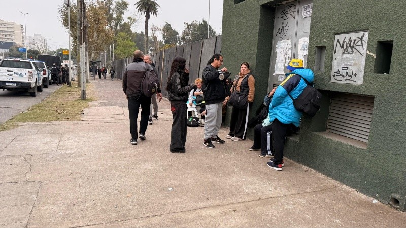 Los que empezaron la fila para despedir al Indio (El Tres).