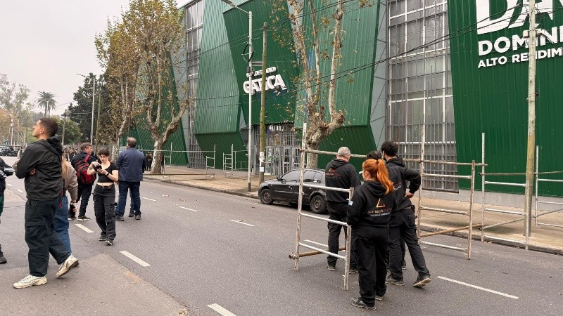 Operarios trabajando en montar la estructura. (El Tres)