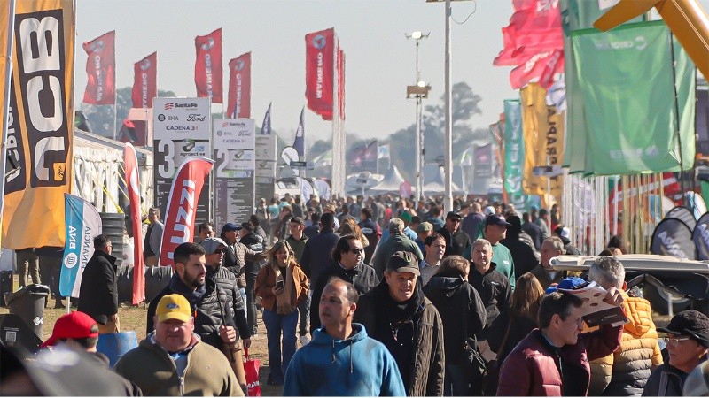 Una multitud de personas en cada día de la feria.