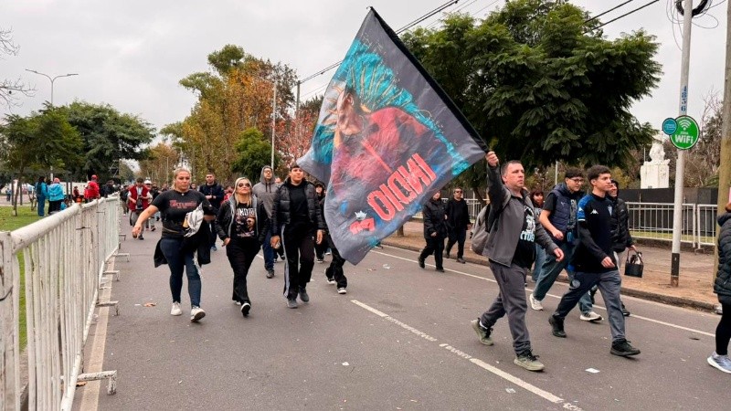 Los fanáticos se siguen agrupando y la fila está cerca de Puente Pueyrredón.