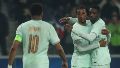 Delantera temible. Olise celebra con Dembele y Mbappe. (EFE)