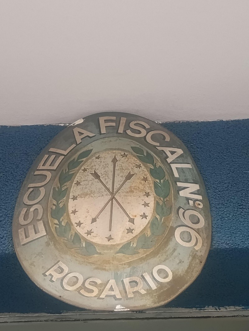 El viejo escudo con el número asignado a la escuela&nbsp;