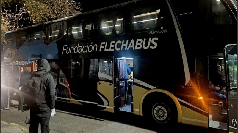 El micro, un gigante de dos pisos con 27 asientos coche cama, calefacción y disponibilidad de agua, café y alfajores.