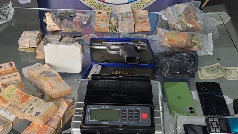 Parte de los elementos secuestrados en los allanamientos.