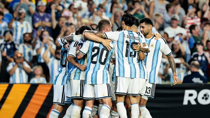 Abrazo de victoria argentina y de ilusión renovada para el Mundial