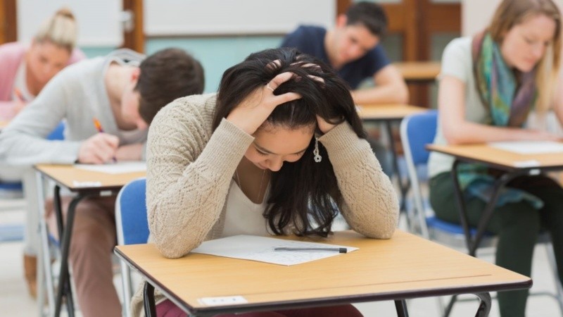 Cada vez más estudiantes atraviesan períodos de ansiedad, agotamiento mental y dificultades para dormir durante las instancias de evaluación.