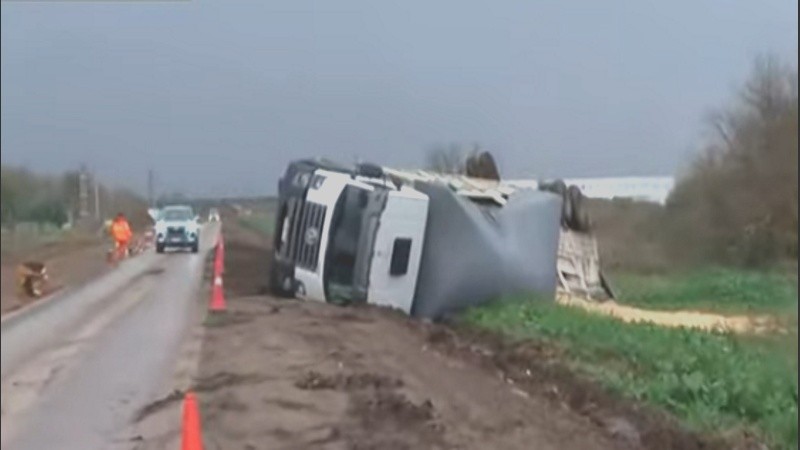 El camión quedó volcado sobre el camino con su carga desparramada.