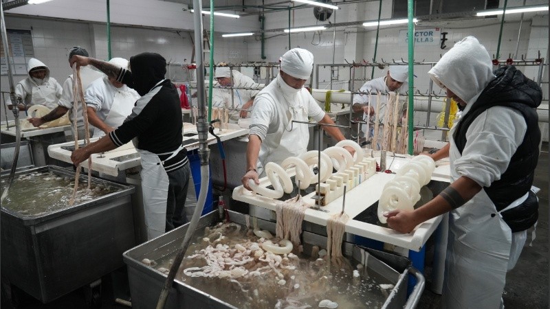 n grupo de operarios se puso al frente de las tareas de mantenimiento de mercadería en el establecimiento, con el objetivo de resguardar el valor de la empresa.