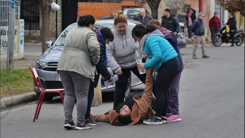 La mujer se desvaneció en medio de la trifulca.