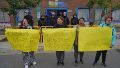 Mamás de alumnos del jardín afectado con carteles en los que piden justicia.