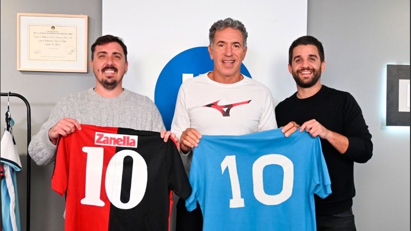Careca con las camisetas de Maradona, de Newell's y del Napoli.