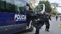 Una madre intenta subir a la combi en la que trasladaban al portero y la policía lo impide (Alan Monzón/Rosario3)