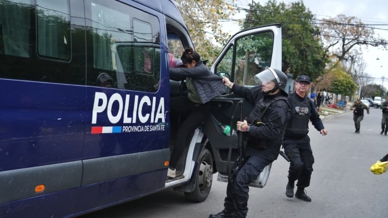 Una madre intenta subir a la combi en la que trasladaban al portero y la policía lo impide (Alan Monzón/Rosario3)