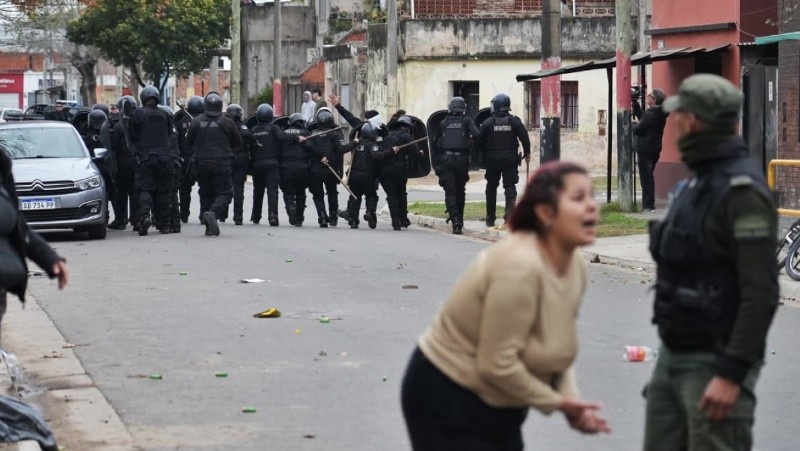 Los padres, enardecidos, se enfrentaron a la policía cuando se llevó al portero. Foto: Alan Monzón/Rosario3&nbsp;