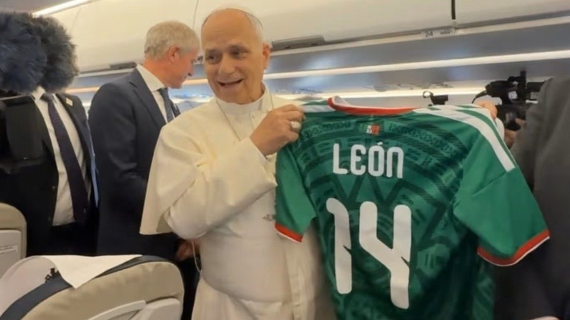 León supo recibir su camiseta mexicana, uno de los organizadores.