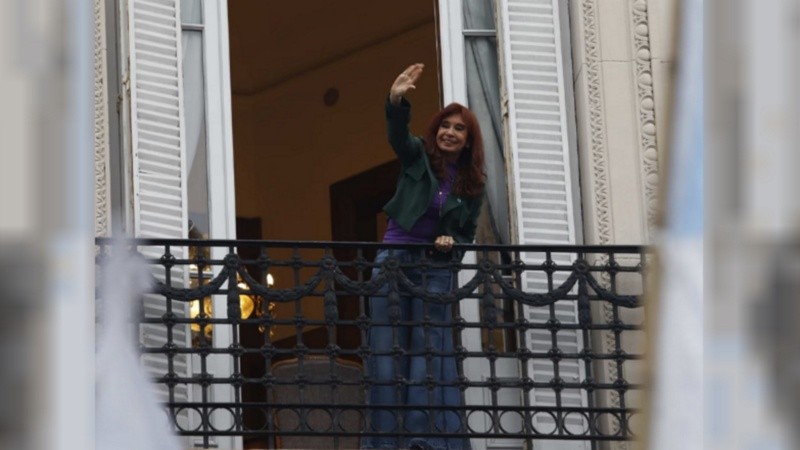 Cristina salió al balcón a saludar.