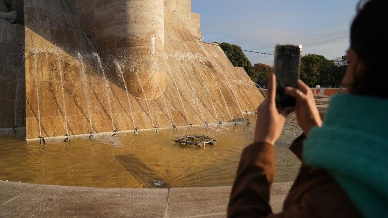 La fuente ya funciona de nuevo y su iluminación acompaña la de la torre. (Foto: Alan Monzón / Rosario3)&nbsp;