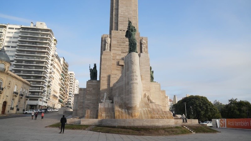 Una postal rara: el Monumento sin vallas.