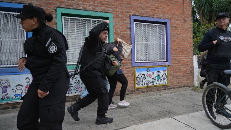 El momento en que la policía retira a las docentes y caen piedrazos sobre ellos. Foto: Alan Monzón/Rosario3&nbsp;