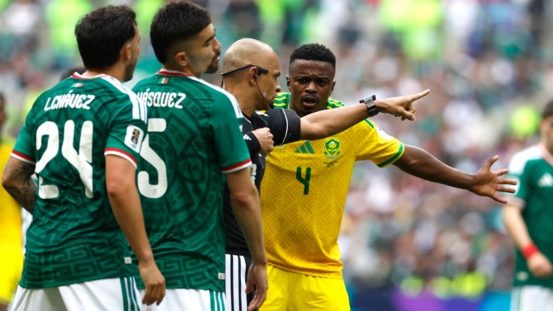 Tres expulsados por el brasileño Sampaio (EFE).