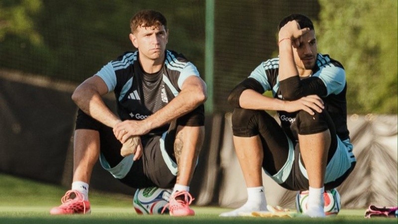 El Dibu junto a Rulli, cuando aún tenía una protección mayor en su mano. (EFE) 