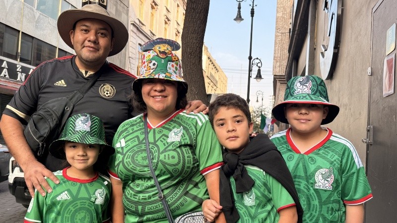 &nbsp;Familias enteras de verde para acompañar a su selección, que ya coronan campeona mundial. (Foto: Rosario3)