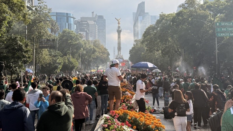 El debut de México ante Sudáfrica transformó el histórico caos vial de la DF en una fiesta desmedida. Camisetas verdes, sombreros de mariachi y una confianza ciega que recuerda a los festejos argentinos de Doha: en las calles ya se sienten campeones. (Foto: Rosario3)