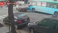 Por el impacto, la unidad del Transporte Público ganó la vereda y derribó un semáforo.