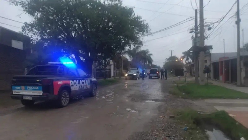 El policía está siendo atendido en el Hospital Cullen con tres impactos de bala de arma de fuego. Foto Sol Play
