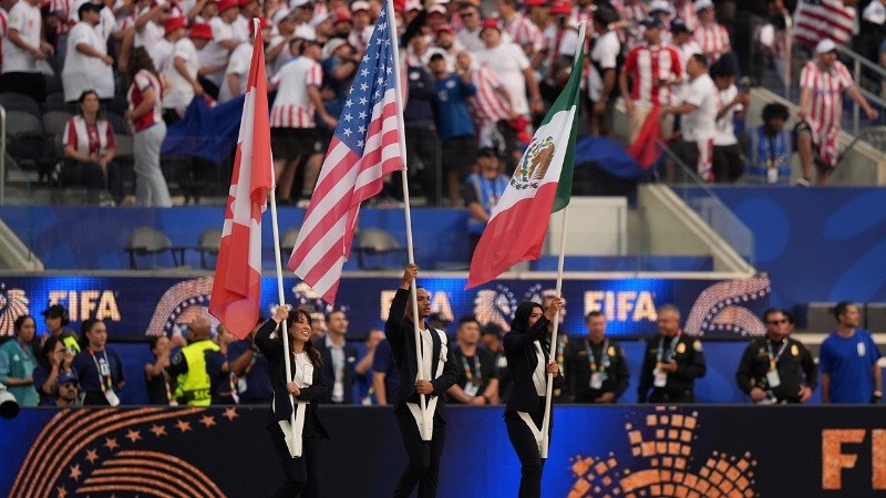 LOS ANGELES (United States), 12/06/2026.- Flag bearers carry the flags of Canada (L), USA (C), and Mexico (R) during the pre match show ahead of the FIFA World Cup 2026 group stage match USA against Paraguay, in Los Angeles, California, USA, 12 June 2026. EFE/EPA/SCOTT STRAZZANTE