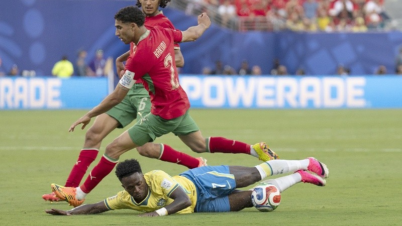GR7084. NUEVA JERSEY (ESTADOS UNIDOS), 13/06/2026.- Vinicius Junior (abajo) de Brasil disputa el balón con Achraf Hakimi (c) de Marruecos este sábado, durante un partido del grupo C del Mundial de la FIFA 2026 entre Brasil y Marruecos en el estadio MetLife en Nueva Jersey (Estados Unidos). EFE/ Ángel Colmenares