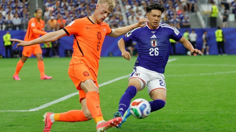 Jan-Paul Van Hecke (i) de Países Bajos disputa el balón con Kento Shiogai de Japón.