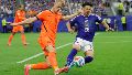 Jan-Paul Van Hecke (i) de Países Bajos disputa el balón con Kento Shiogai de Japón.