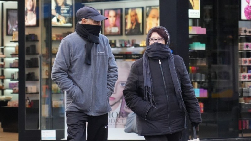 A pocos días del comienzo formal del invierno, Rosario atraviesa noches y mañanas con frío extremo.