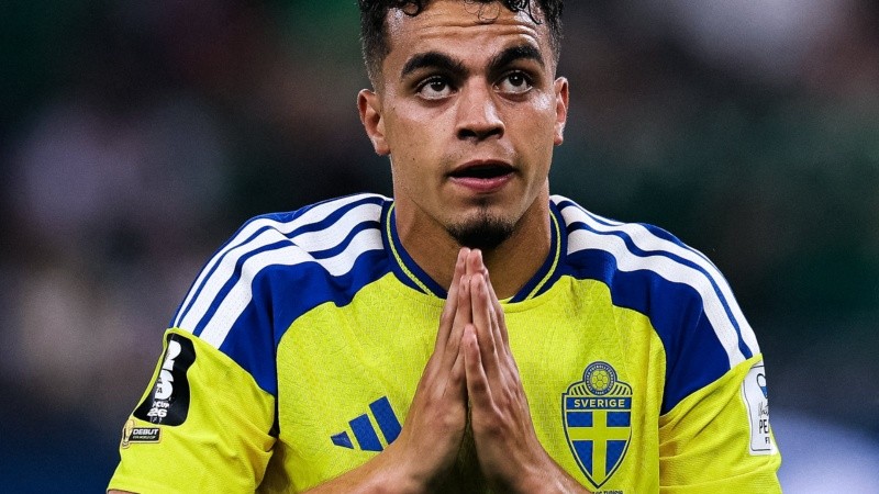 Yasin Ayari hizo dos goles en la goleada sueca.