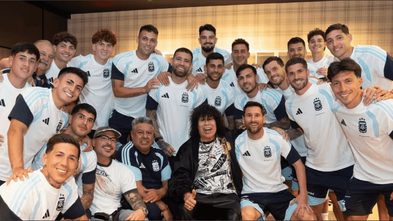 La Mona conoció a Messi, recibió un regalo de Julián Álvarez y vivió una noche inolvidable.