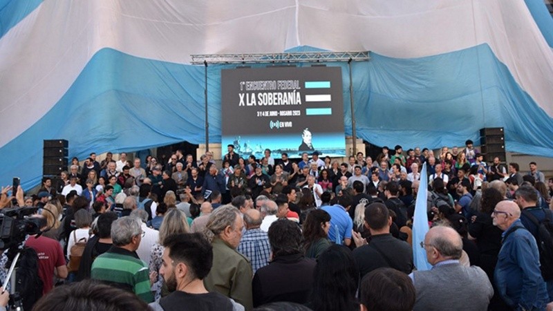 Académicos, dirigentes políticos y activistas debatirán sobre la defensa de la soberanía nacional en la Facultad de Medicina.
