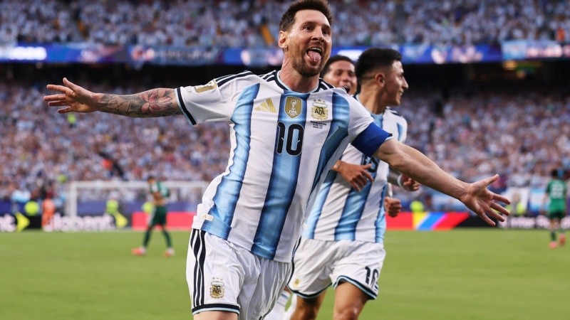 Lionel Messi festeja el 1-0 de Argentina sobre Argelia en el debut.