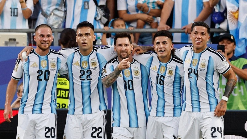 Jugadores de Argentina celebran un gol este martes, en un partido del grupo J del Mundial de la FIFA 2026 entre Argentina y Argelia en el estadio Arrowhead en Kansas (Estados Unidos). EFE/ Juan Ignacio Roncoroni
