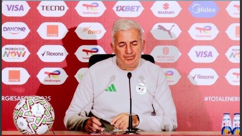 El entrenador de la selección de algeria dialogó en conferencia de prensa.