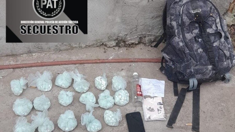 La mochila que intentaron plantarle al hombre que prendieron fuego en mayo de 2024.