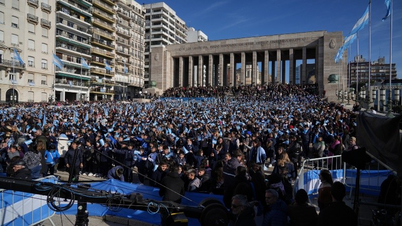 4.500 chicos y chicas de cuarto grado prometieron lealtad a la bandera.
