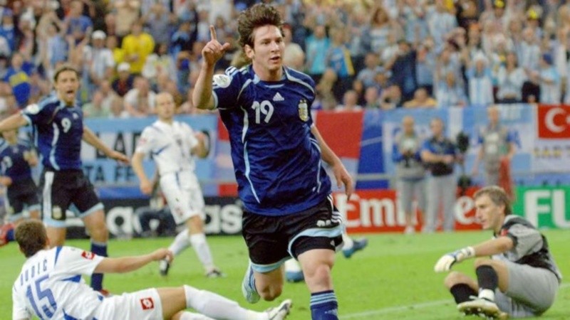 Lionel Messi debutó e hizo su primer gol en un Mundial en la goleada sobre Serbia y Montenegro en 2006.