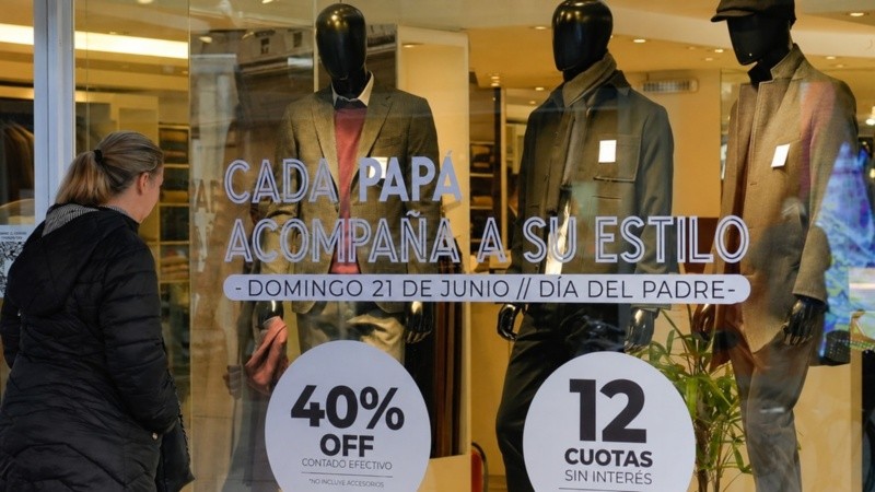Los comercios tienen promociones para atraer clientes.