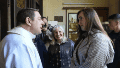 Victoria Villarruel y su madre junto al párroco Osvaldo Macerola en una reciente visita a la Catedral de Rosario.